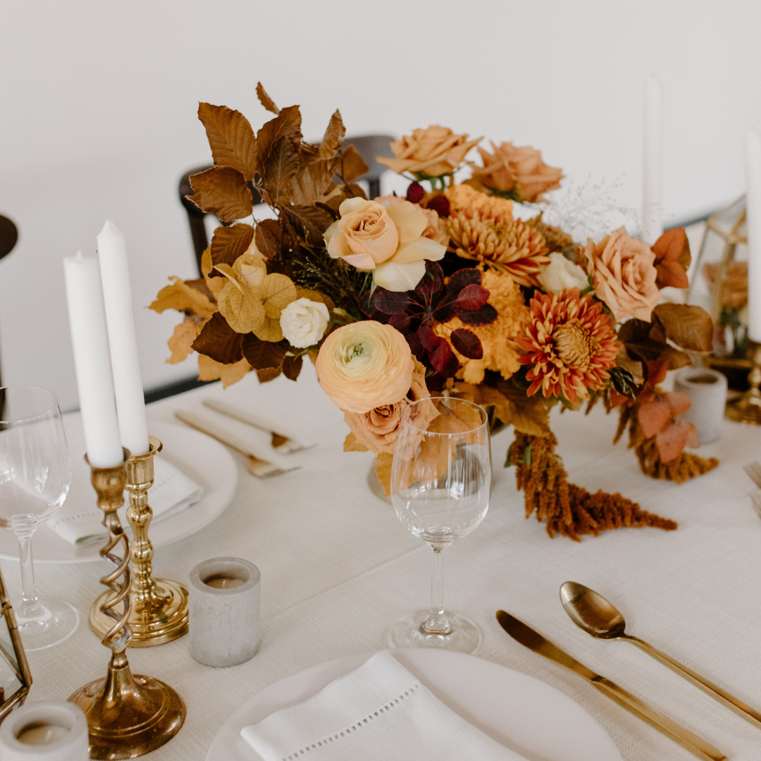 Kwiatowa kompozycja na stół w jesiennym stylu