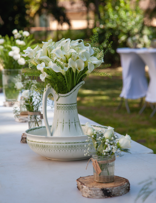 wazon z kwiatami na komunijnym stole