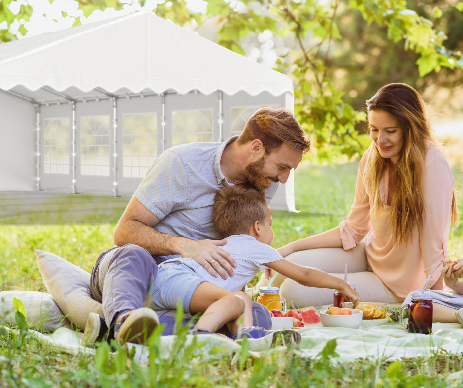 Rodzinny piknik z namiotem cateringowym